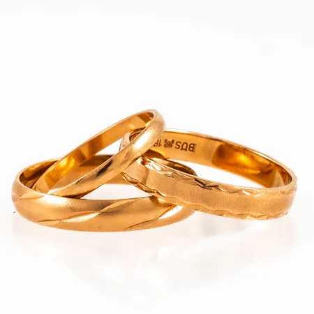 Graverat guld i 18K. Vikt: 9,4g.