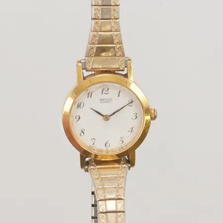 Damur Seiko, 20,6mm, quartz, boettnr: 940701, defekt glas, går ej, batteribyte krävs, flexband, inga tillbehör.