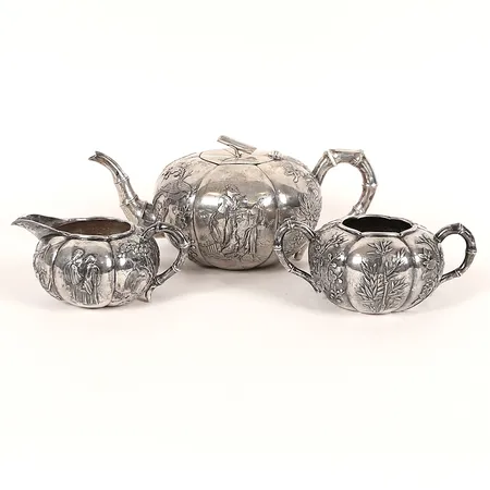 Teservis, tre delar, Luen Wo, Shanghai, Kina, tidigt 1900-tal, rik dekor av bambu och figurscener, höjd 5-11cm, åldersbetingat slitage, silver.  Vikt: 998,6 g