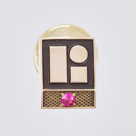 Pin med röd sten, längd ca 1,1cm, bredd ca 9,4mm, stopp ej i guld, 10K Vikt: 2,1 g