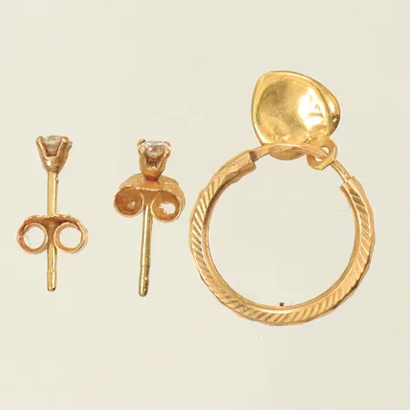 Udda örhängen, två st med vita stenar, en bucklig, 18K, 0,8g