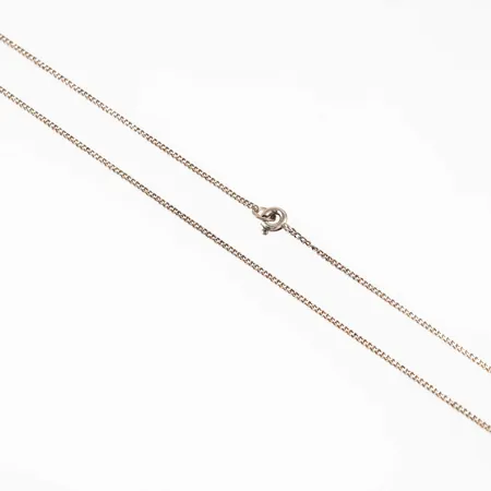 Kedja, Pansar i silver. Den är 50 cm lång, 1,3 mm bred och väger 2,0g. Springring. Äldre kedja. 