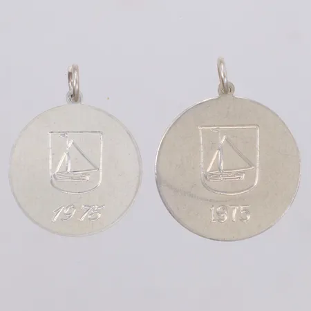 2 Hängen, längd 25mm och 28mm, gravyr 1975, Ceson 830/1000 silver Vikt: 5,4 g