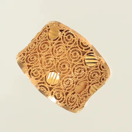 Ring med mönster, stl 17½, bredd 3-15mm, ojämn/defekt skena, 21K Vikt: 3,7 g