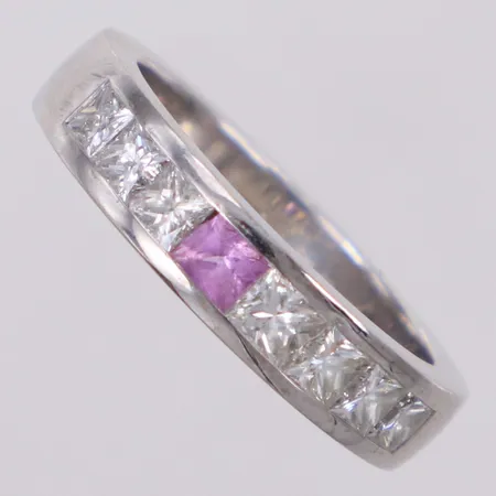 Ring stl 16½, bredd 4,3mm, prinsesslipade diamanter 7x ca 0,10ct, en rosa sten med slitage, gravyr, Gunnar Fahlström AB, Hovjuvelerare år 2023, vitguld, 18K  Vikt: 7,2 g