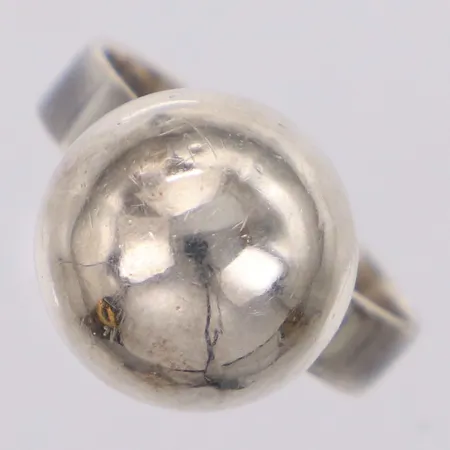 Ring med kula, bredd 12,9mm, stl 16½, HS, bucklor, 925/1000 silver Vikt: 3 g
