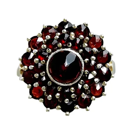 Ring, silver 830/1000, Granater, förgyllning, Ø17¾ mm, skena bredd 2,5 mm, dekor Ø16,5 mm, tillverkarstämpel HE, samtliga stenar utan anmärkning, svensk kontroll/importstämpel på skenans utsida Vikt: 4,2 g