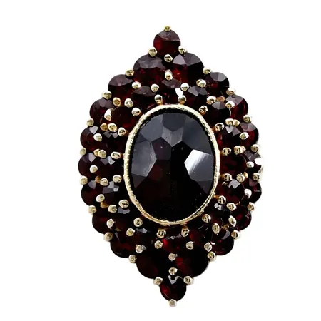 Ring, silver 830/1000, Granater, större dekor, förgyllning, Ø17¾ mm, skena bredd 2,2 mm, dekor 25x16,5 mm, tillverkarstämpel HE, samtliga stenar utan anmärkning Vikt: 5,5 g