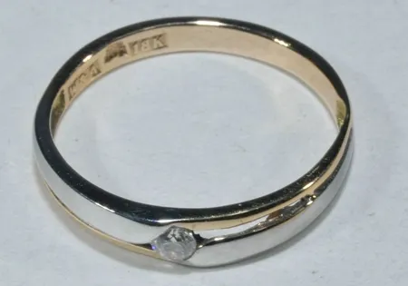 Ring med stenvit/röd 18k , Ø16,5 mm B 2-3 mm Vikt: 1,5 g