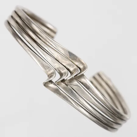 Armring, Mexiko, ca 5,5x6,5cm, slitage, bucklor, 925/1000 silver. Vikt: 29,1 g