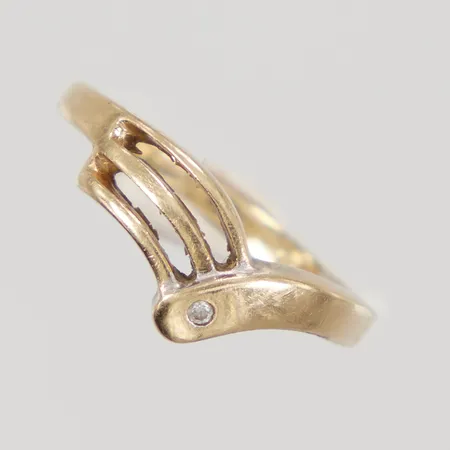 Ring med vit sten, stl 16¾, bredd 2-7,5mm, bör omrodieras, gul/vitguld, 14K, Vikt: 2,6 g