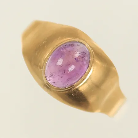Ring med lila sten, stl 17½, bredd 3-9,5mm, ojämn skena, 18K Vikt: 1,6 g