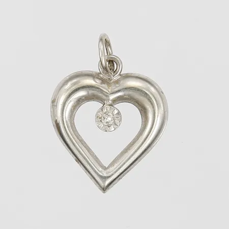 Hänge i form av ett hjärta med åttkantsslipad diamant ca 0,02ct, höjd 20cm, bredd 19mm, 18K vitguld Vikt: 0,9 g