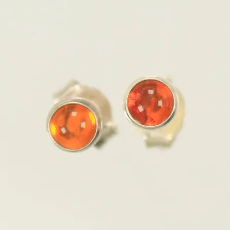 Ett par örhängen med bärnsten, Ø5mm, Silver 925/1000 Vikt: 0,8 g