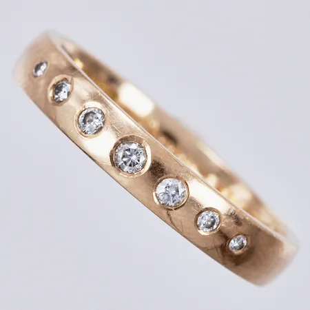 Ring med diamanter enligt gravyr ca 0,17ct, stl 20¾, bredd ca 4mm, gravyr, PCHFB Production AB årsstämpel saknas, 18K Vikt: 5,8 g