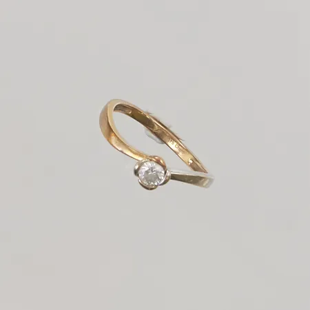 Ring, vit sten, Ø17¼, bredd: 2mm, vitguldsdetaljer, 9K, 1,8g.