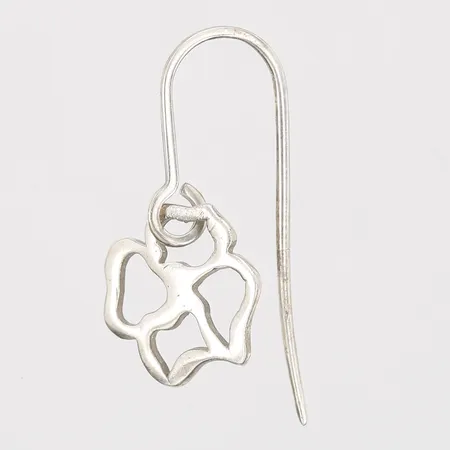 Udda örhänge, längd 23mm, bredd 10mm, Efva Attling, 925/1000 silver Vikt: 0,8 g