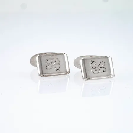 Ett par manschettknappar i silver (925/1000). De är 17,5 x 12,5 mm och väger 15,1g. Mycket fint skick. Monogramgravyr.