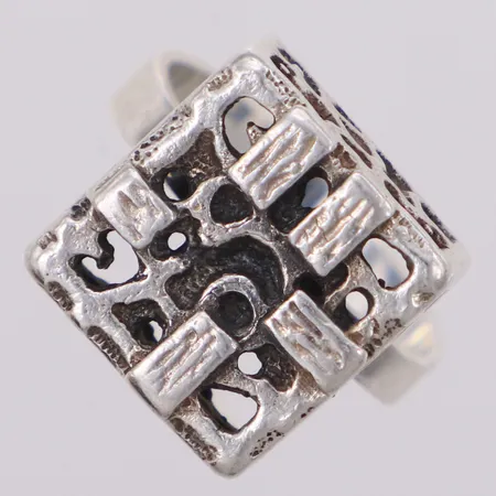 Ring, stl 18¾, bredd 5-15mm, 830/1000 silver Vikt: 8,4 g