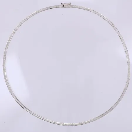 Collier, halvstelt, matterad yta, 44cm, bredd 3mm, 835/1000 silver Vikt: 17 g