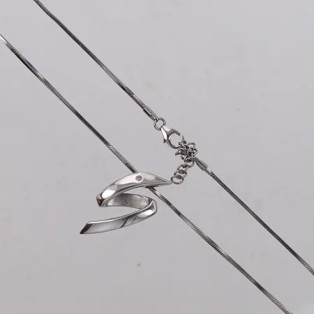 Kedja, längd 43cm, bredd 1,1mm, Hänge med vit sten, längd 30mm, GHA, 925/1000 silver Vikt: 8,1 g