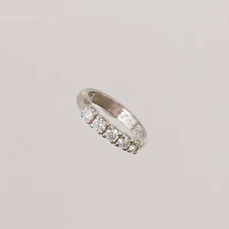 Ring med 5 diamanter 0,65ctv enligt gravyr, Ø16½, bredd: 3,5mm, Hans Strömdahl AB , Stockholm år 1988, gravyr, vitguld, 18K, 4,8g Vikt: 4,8 g