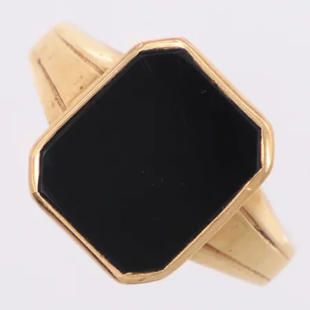 Klackring med onyx, stl 21, bredd 3-14,5mm, Hallbergs år 1959, något skev skena, 18K Vikt: 3,9 g