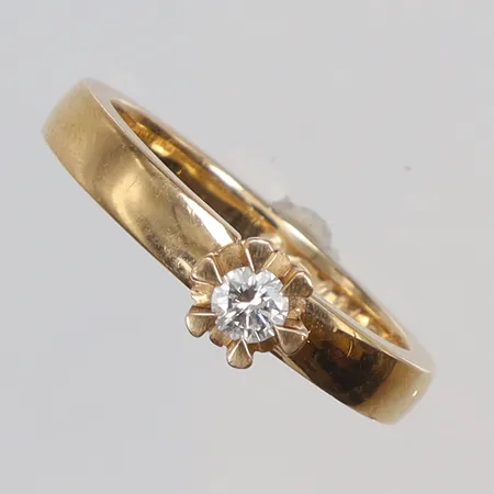 Ring med diamant ca 0,15ct, stl 17½, bredd 3mm,gravyr, 18K Vikt: 6,3 g