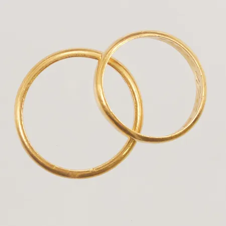 Två släta ringar med gravyr, Ø18-20½, 23K, 11,9g.