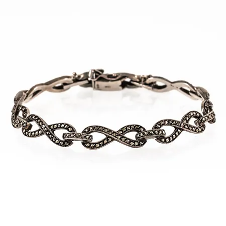 Armband i silver (835/1000): Evighetsåttor med markasiter. Det är 18 cm långt, 2 - 7,5 mm brett och väger 13,3g. Kistlås, säkerhetskedja. En sten saknas.