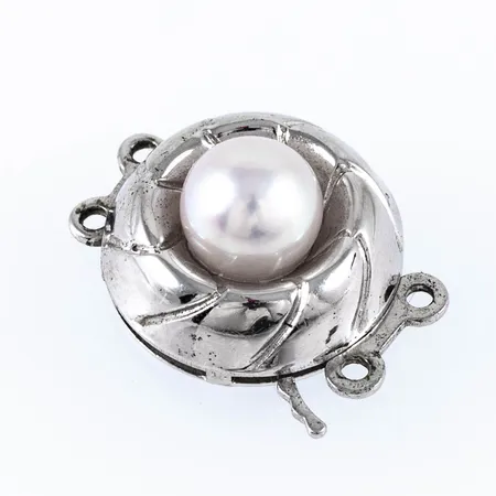 Lås i silver (835/1000) för dubbelradigt pärlcollier. Det är Ø 13 mm och väger 1,8g. Odlad vit pärla Ø 6 mm. 