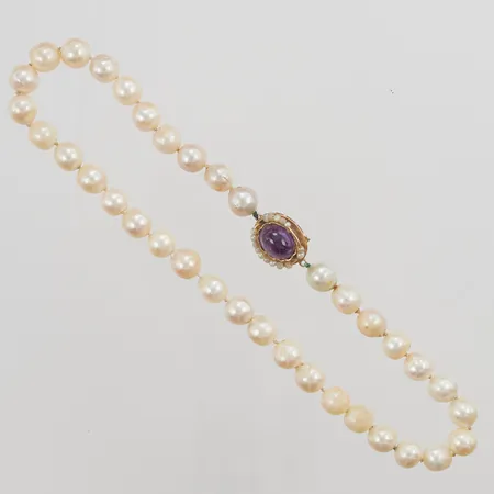 Pärlcollier, odlade pärlor, 37cm, bredd: 8,7mm, flertalet defekta pärlor, lås i 18K med en ametist. Vikt: 0 g