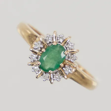 Carmoséring, 8/8slipade diamanter 10x ca 0,005ct samt grön sten, stl 17, fattning ca 9,5x10,4mm, GHA 18K Vikt: 2,9 g