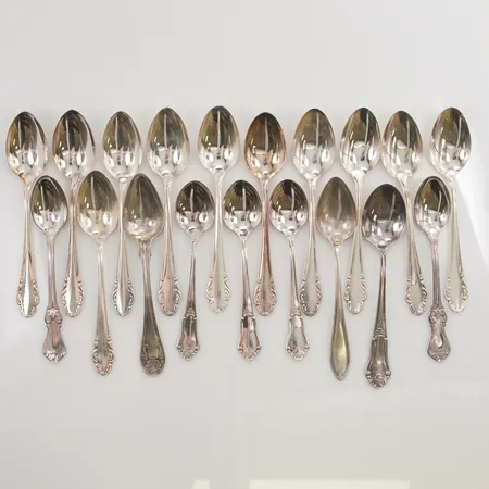 Diverse silverskedar, olika storlekar och modeller, 80/1000 silver, 261,4g.