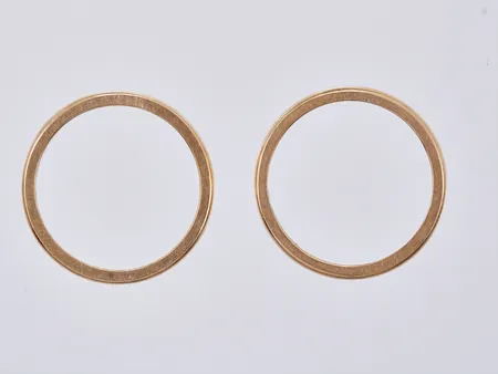 2 Ringar graverade, stl: 19 ¾, bredd ca 2mm, 18K Vikt: 7,9 g
