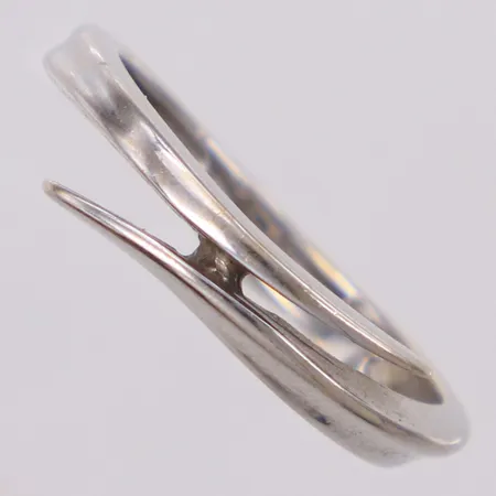 Ring stl 17¾, bredd ca 2,5-4mm, ostämplad, vitguld, 18K Vikt: 3 g