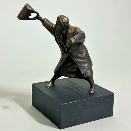 Bronsstatyett, Med handväskan som vapen, Susanna Arwin, 17cm, 36/79, något lös på sockeln.