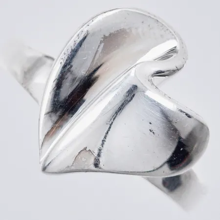 Ring med hjärta, stl: ca 18, bredd: ca 2-15mm, GHA, 925/1000 silver  Vikt: 5,1 g