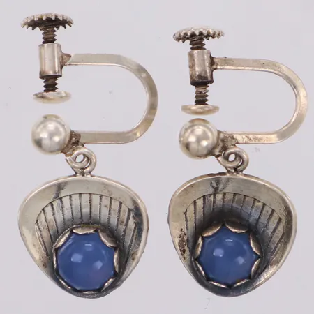 Ett par örhängen med ljusblå stenar, längd 16mm, skruvlås, 835/1000 silver Vikt: 3,6 g