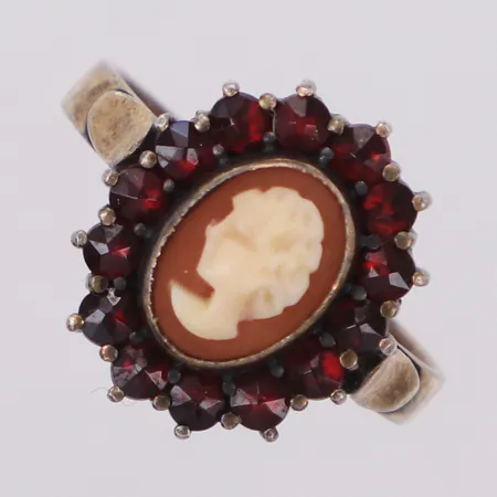 Ring med camé och granater, stl 16, bredd 13,9mm, HE, 830/1000 silver Vikt: 3 g