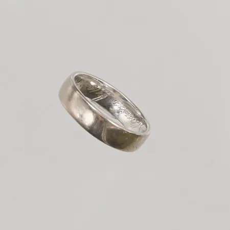 Ring, slät, Ø17½, bredd: 5mm, gravyr, vitguld, 18K, 5,9g.