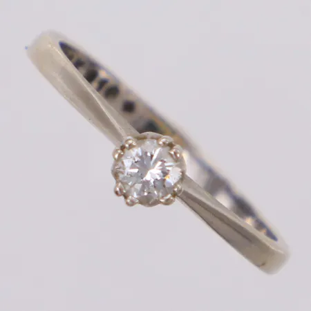 Ring stl 17¼, bredd 2-4,6mm, diamant 1x 0,20ct enligt gravyr, GFAB, vitguld, 18K Vikt: 2,5 g