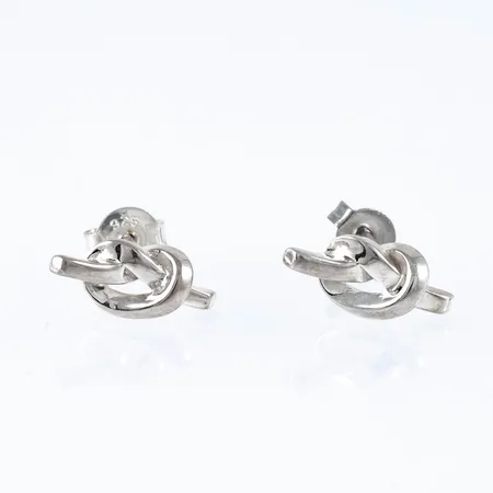 Örhängen, Efva Attling "Love Knot Ear" i silver (925/1000). De är 13 x 5,5 mm och väger 1,8g. Nypris 1500 kr. En av snurrebussarna i metall.