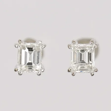 Ett par örhängen med baguettslipade diamanter, 2 x ca 0,25ct, kvalitet ca W-TCr(H-I)/VS, mått 4,75 x 2,22mm, 18K vitguld Vikt: 1,4 g