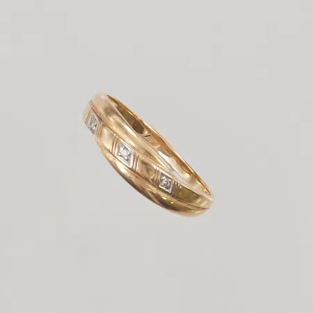 Ring, diamanter 3x ca 0,005ct, Ø18, bredd:6mm, 18K 1,9g.