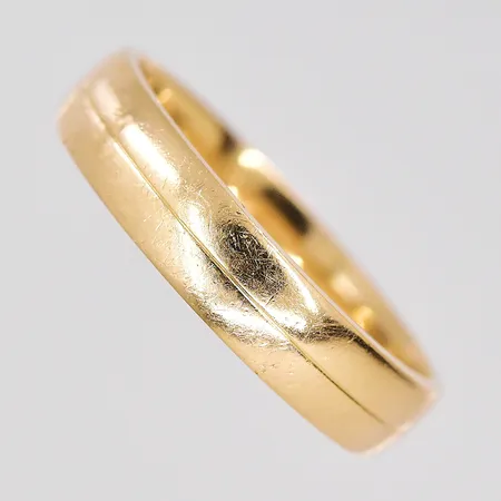Ring, stl 19½, bredd 4,8mm, graverad, 18K Vikt: 6,2 g