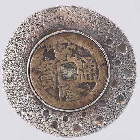 Ring, platta med asiatiska tecken Ø44mm, stl 19, 925/1000 silver Vikt: 20,3 g