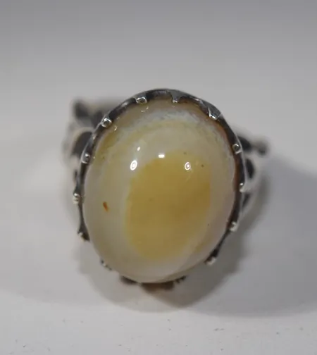 Ring med gul/vit sten 21,5 m bredd 21,5 mm, silver 925/1000 Vikt: 11,1 g