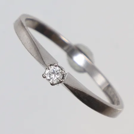 Ring med diamant 1x0,05ct enl. gravyr, stl 16¼, bredd 1-2mm, svenska stämplar, vitguld 18K Vikt: 1,7 g