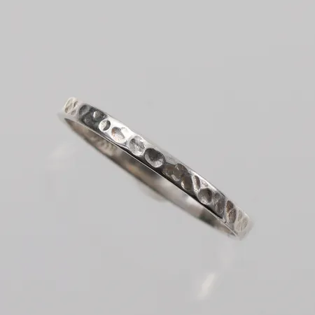 Ring hamrad dekor, stl ca 17mm, något ojämn form, silver 835/1000 Vikt: 0,9 g